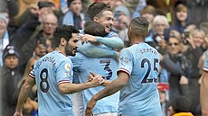 Fotbalisté Manchesteru City se radují z gólu do sít� Liverpoolu.