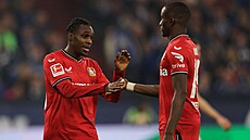 Jeremie Frimpong a jeho spoluhrá Moussa Diaby z Leverkusenu se radují z gólu...