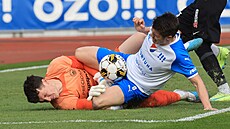 Liberecký branká Olivier Vliegen v souboji s ostravským Davidem Buchtou.