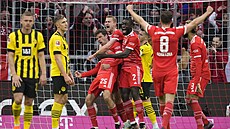 Fotbalisté Bayernu Mnichov slaví gól do sít Borussie Dortmund.