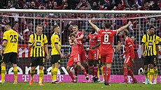 Fotbalisté Bayernu Mnichov se radují z gólu do sít Borussie Dortmund.