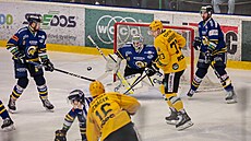 Momentka z finále playoff první hokejové ligy mezi Vsetínem a Zlínem.