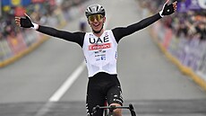 Slovinec Tadej Poga�ar dojí�dí do cíle závodu Kolem Flander.