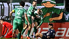 Fotbalisté pra�ských Bohemians slaví gól do sít� Slovácka.