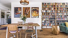 Dominantou obývacího pokoje je knihovna vyrobená z 350 kilogram deva. Zelenou...