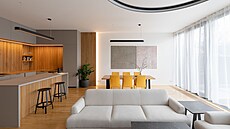 Velký obývací pokoj zdobí zajímavý obraz: tvoí jej obrouená omítka a na...