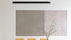 Obraz za jídelním stolem tvoí obrouená omítka a na nosnou betonovou stnu.