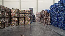 Do t�ídicího centra se svá�í pouze PET láhve a plechovky z prodejen. Obaly tak...