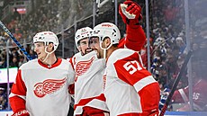 David Kubalík (vlevo) z Detroitu slaví gól se spoluhrái Dylanem Larkinem...
