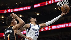 Christian Wood (vpravo) z Dallasu brán�ný Jalenem Johnsonem z Atlanty.