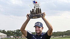 Corey Conners s trofejí pro vít�ze turnaje Valero Texas Open v San Antoniu.