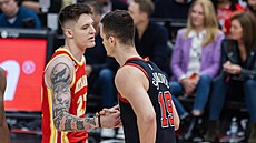 Vítk Krejí (vlevo) z Atlanty se po zápase zdraví s Markem Simonoviem z...