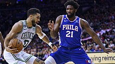 Joel Embiid (vpravo) z Philadelphie brání Jaysona Tatuma z Bostonu.