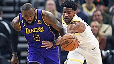 LeBron James (vlevo) z Los Angeles Lakers v souboji s Ochaiem Agbajim z Utahu.