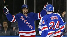 Kaapo Kakko (vpravo) z New York Rangers se chystá oslavit svj gól v zápase s...