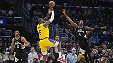 LeBron James z Los Angeles Lakers stílí na ko Los Angeles Clipper.