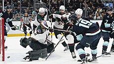 Branká Karel Vejmelka z Arizony práv inkasuje gól od Jareda McCanna ze...