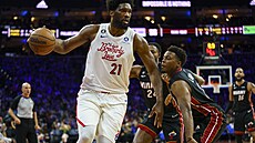 Joel Embiid (vlevo) z Philadelphie sledovaný Kylem Lowrym (vpravo) a  Haywoodem...