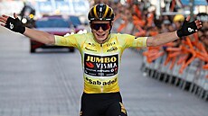 Dánský cyklista Jonas Vingegaard projídí vítzn cílem 6. etapy závodu Kolem...