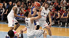 Basketbalisté NH Ostrava Malik Morgan (vlevo) a Matj Snopek sledují, jak...