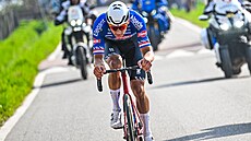 Mathieu van der Poel s trofejí pro vítze Paí-Roubaix v roce 2023. Zopakuje se stejný pohled i letos?