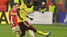 Awer Mabil (vpravo) ze Sparty útočí v zápase s Pardubicemi.