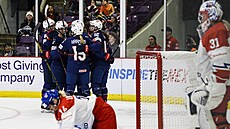 Americké hokejistky slaví gól v zápase s eskem.