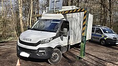 �idi� se s nákladním autem neve�el pod rám omezující vý�ku vozidel, která smí...