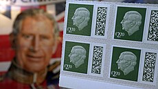 V Británii se zaaly prodávat nové známky s portrétem krále Karla III. (Londýn,...