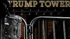 Policisté postavili kolem Trump Tower zátarasy kvli oekáváným protestm. (3....