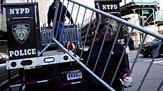Policisté postavili kolem Trump Tower zátarasy kvůli očekáváným protestům. (3....