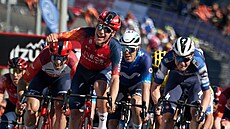 Ethan Hayter (v pop�edí) z Ineos-Grenadier se raduje z výhry v první etap� na...
