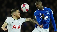 Pierre-Emile Hojbjerg (vlevo) z Tottenhamu a Abdoulaye Doucoure z Evertonu...