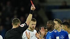 Abdoulaye Doucoure z Evertonu zírá na ervenou kartu, kterou vidl po úderu do...