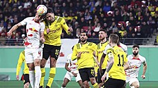 Willi Orbán (v bílém) z Lipska hlavi�kuje v souboji s Matsem Hummelsem z...