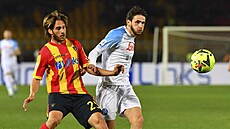 Chvi�a Kvaracchelija (vpravo) z Neapole a Antonino Gallo z Lecce bojují o mí�.