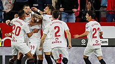 Fotbalisté FC Sevilla oslavují gól.