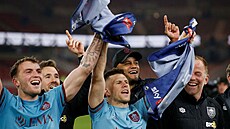 Fotbalisté Burnley a jejich trenér Vincent Kompany slaví návrat do Premier...