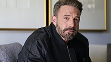 Ben Affleck se svým klasickým smutným obli�ejem, jen� se na internetu stal...