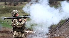 Ukrajinský voják stílí bhem výcviku. (6. dubna 2023)
