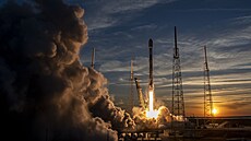 Start rakety Falcon 9 s novu generací druic Starlink V2-mini.