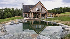 Hana s p�ítelem si v Beskydech postavili vysn�ný d�m s koupacím jezírkem. 