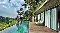 Vila shlí�í do údolí na rý�ové plantá�e a cestu k domu lemují �ajovníková pole.