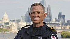 Daniel Craig má estnou hodnost v britském námonictvu, stejnou jako James...