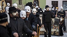 Prvod desítek lidí s hrkakami procházel na Zelený tvrtek historickým centrem...