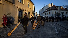 Prvod desítek lidí s hrkakami procházel na Zelený tvrtek historickým centrem...