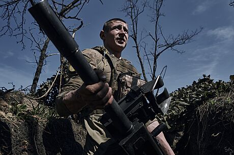 Ukrajinský voják s granátometem brání u msíce Bachmut. Protiofenziva se po...