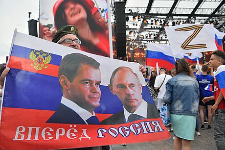 Vped Rusko. Medvedv a Putin na transparentu pi nacionalistické demonstraci v...