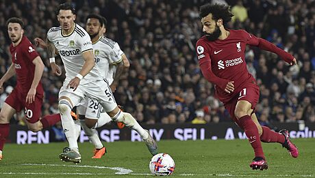 Mohamed Salah (vpravo) z Liverpoolu se chystá ke gólové stele v zápase s...