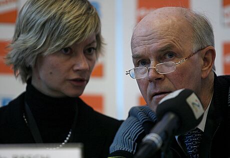Rok 2009, prezident IBU Anders Besseberg naslouchá generální sekretáce IBU...